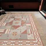 Sul pavimento � presente un variopinto mosaico di cementine realizzato con i resti degli originali decori situati all�interno delle stanze